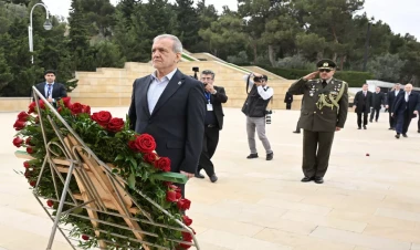 Pezeşkian Bakıda şəhidlərin xatirəsini anıb - FOTO