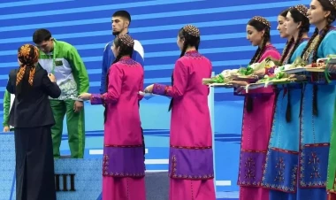 Azərbaycanın güləşçiləri Türkmənistanda üç medal qazanıb - FOTO