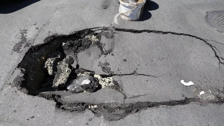 Bakıda sürücü dağılmış asfaltı özü yamadı - VİDEO