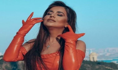 Azərbaycanlı müğənni ailəvi məkanda BİABIRÇI geyimdə səhnəyə çıxdı - VİDEO