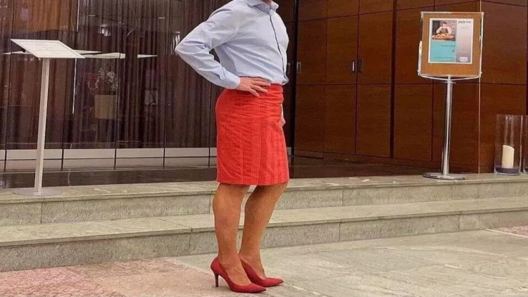 Qadın paltarı geyinən kişi qaynanasının qarşısında BİABIR OLDU - VİDEO