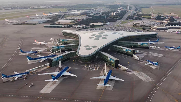 Təyyarədə dava düşdü - Bakıya məcburi eniş etdi - VİDEO