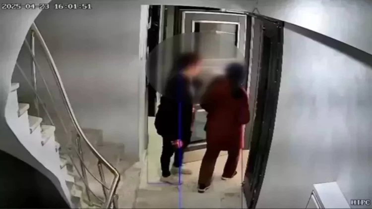 İstanbulda zəlzələ vaxtı biabırçılıq - Anbaan kameraya düşdü - VİDEO