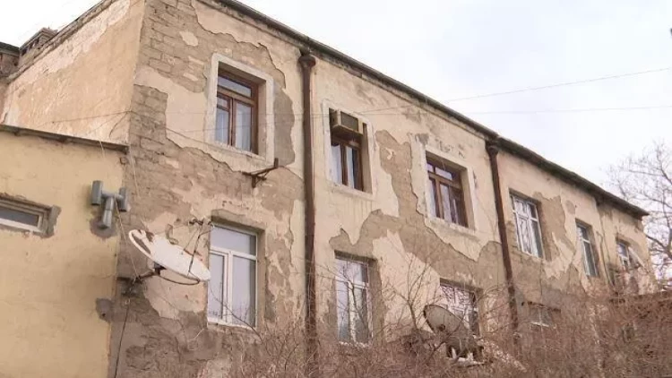 Binəqədidə bina uçub-dağılır - 100 yaşı var