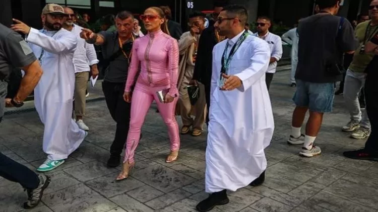 Cennifer Lopezin Ərəbistan konserti ölkəni qarışdırdı - FOTO