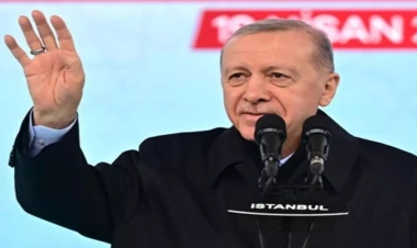 Ərdoğanın çıxışı zamanı bu plakatı qaldıran şəxs həbs edildi - FOTO