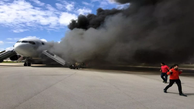 Təyyarə alovlandı, sərnişinlər təxliyə edildi - ANBAAN VİDEO