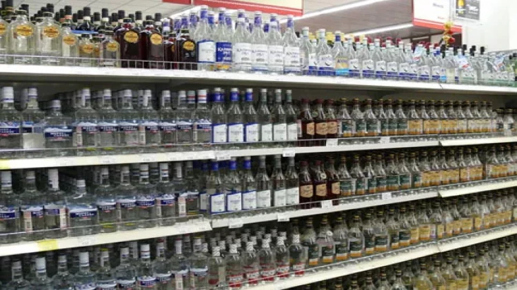 Bakıda marketdən 1500 manatlıq araq oğurladı, tutuldu