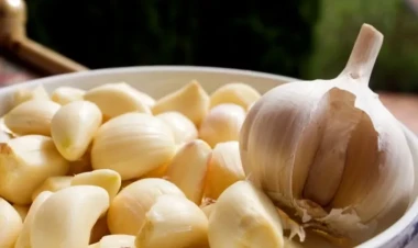 Sarımsağı acqarına udmağın riskləri: Sağlamlığa necə təsir edir?