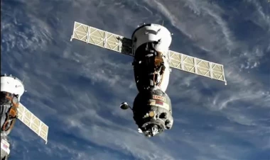 Üç kosmonavt Yerə qayıtdı - FOTO