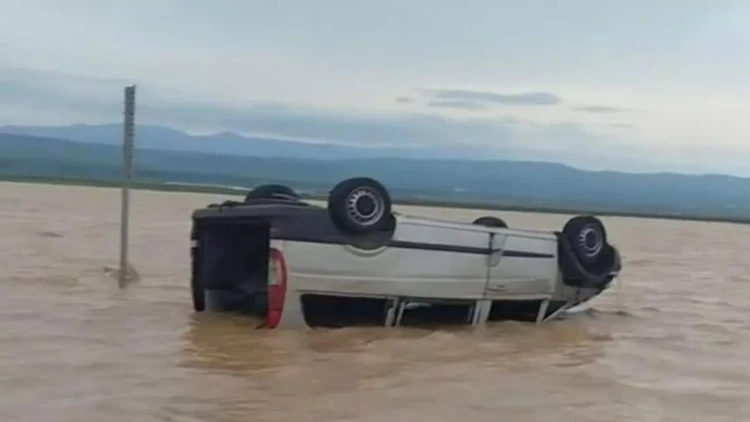 Gömrükçülər Bakı-Quba yolunda qəzaya düşdülər - VİDEO