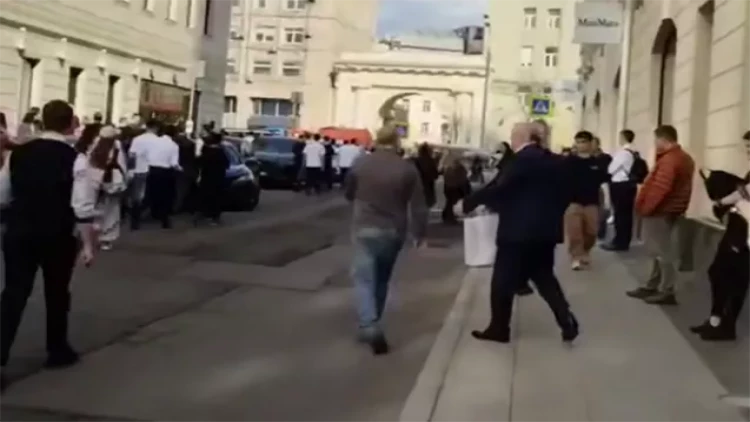 Moskvada ticarət mərkəzi boşaldıldı - VİDEO