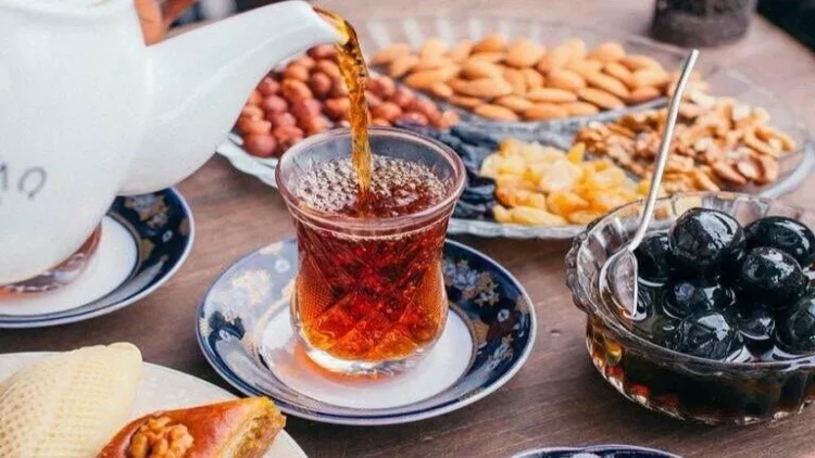 Hər gün qaşıq- qaşıq yeyirik - Mədəmizi 