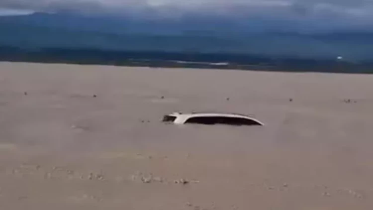 Ödənişli yolda avtomobil suyun altında qalıbmış... - VİDEO