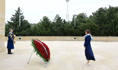 Tanya Fayon Şəhidlər xiyabanını və Mehdi Hüseynzadənin abidəsini ziyarət edib