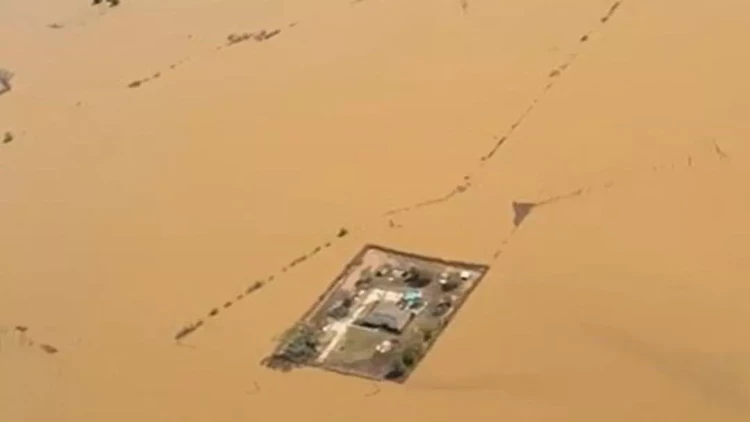 Hər yer su altında qaldı, təkcə onun evindən başqa: ailə sirri GİZLƏDİR - FOTO