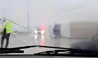 Qaradağda güclü külək yük maşınını aşırdı- VİDEO