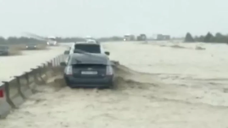Bakı-Quba yolunu su basdı, maşınlar ödənişli yola yönləndirildi - VİDEO