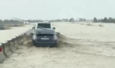 Bakı-Quba yolunu su basdı, maşınlar ödənişli yola yönləndirildi - VİDEO