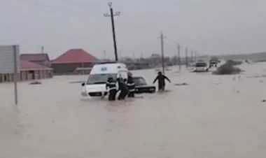 Təcili yardım maşını suda batdı - Vətəndaşlar belə xilas edildi -  VİDEO