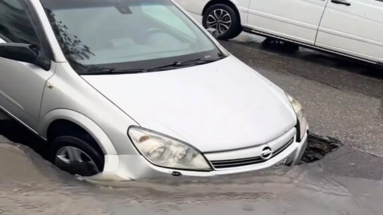 Bakıda yol çökdü, maşın çuxura düşdü - VİDEO