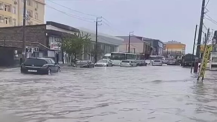 Bakı küçələri yağan yağışdan sonra - VİDEO