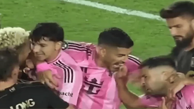 Bu dəfə komanda yoldaşını dişlədi - VİDEO