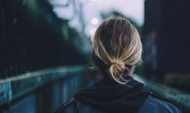 Xadimə qonşu kişi ilə münasibət qurdu, qadınlar saçyoldusuna çıxdı - TƏFƏRRÜAT