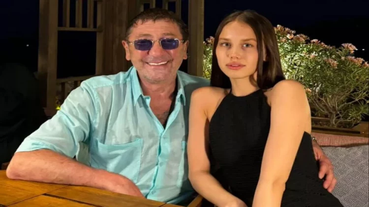 Xalq artisti ilk dəfə 19 yaşlı sevgilisi ilə FOTO paylaşdı