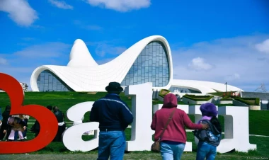 Heydər Əliyev Mərkəzinin parkında gəzinti – istirahət və incəsənət gözəlliyini seyr etmək üçün sevilən məkan - FOTO