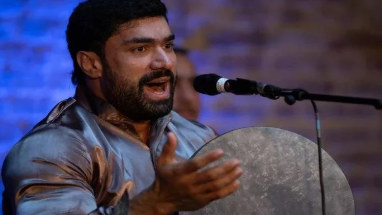 Bu dəfə məşhur aktyoru başı üzərinə qaldırıb OXUDU - VİDEO