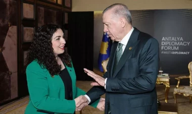 “Türkcəni gah öyrənirsən, gah unudursan...” - Ərdoğan Kosovo prezidentinə - VİDEO