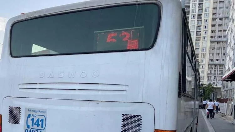 Bakıda sərnişin avtobusu qəzaya düşdü