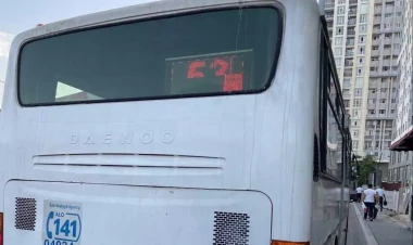 Bakıda sərnişin avtobusu qəzaya düşdü