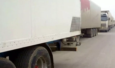 Xızıda iritonnajlı yük maşınları toqquşub, xəsarət alanlar var - FOTO