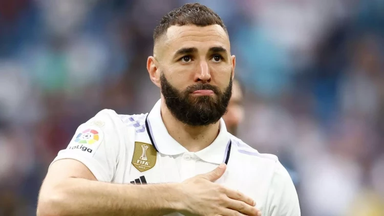 17 yaşlı qıza sevgi mesajı yazan Benzema 