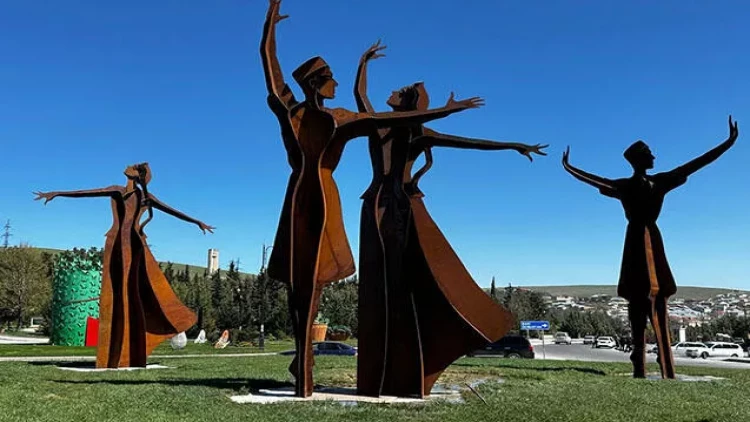 Bu rayonumuzun ictimai yerlərində müasir incəsənət əsərləri qurulur - FOTOlar