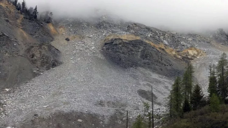 Qaxda torpaq sürüşməsi oldu - yol bağlandı