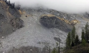Qaxda torpaq sürüşməsi oldu - yol bağlandı