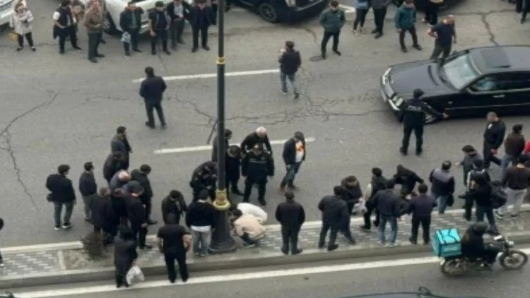 Bakıda yolu keçən şəxsi motosiklet vurdu - VİDEO