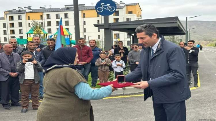 Növbəti köç karvanı Suqovuşana çatdı, mənzillərin açarları verildi - YENİLƏNİB - FOTO