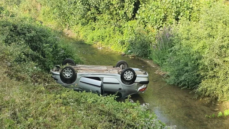 Ödənişli yolda maşın dərəyə AŞDI - yaralılar var - VİDEO
