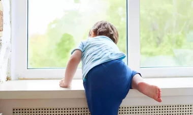 Bakıda 2 yaşlı uşaq ikinci mərtəbədən yıxıldı