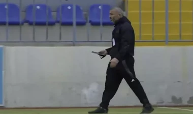 Qurban Qurbanov əsəbiləşdi, planşetə təpik vurdu - VİDEO