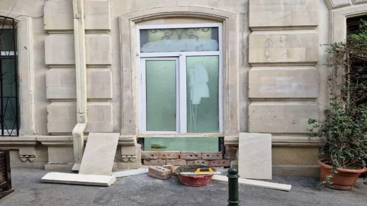 Bakıda binanın divarından 2-ci qapı açmaq istədilər - FOTO