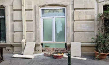 Bakıda binanın divarından 2-ci qapı açmaq istədilər - FOTO