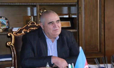 Hərf tanımayan iş adamı amerikalı milyarderlə müqayisə olundu