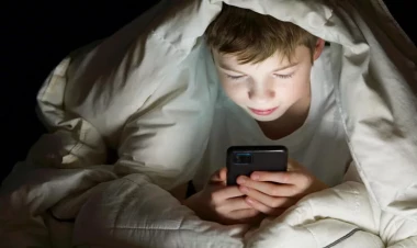 Smartfonlar uşaqlarda xərçəngə səbəb olur: Səhiyyə nazirindən şok AÇIQLAMA