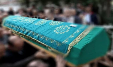 Məşhur türkiyəli müğənni səhnədə infarkt keçirərək öldü - FOTO