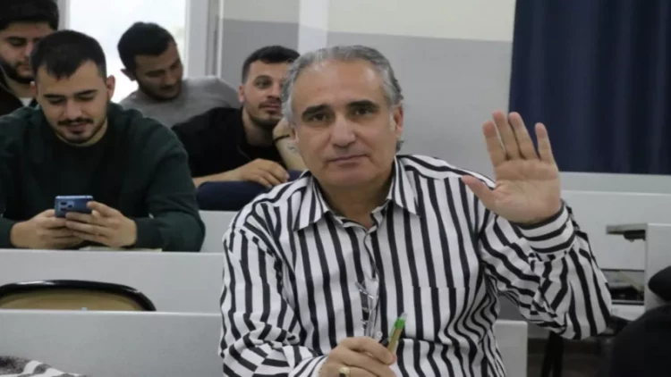 Təqaüddə olan 54 yaşlı polkovnik oğlu ilə eyni universitetdə oxuyur